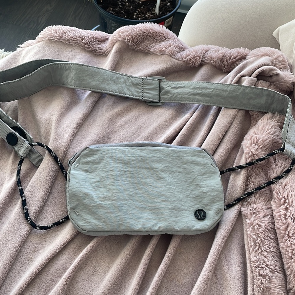 LULULEMON | Grey Belt Bag